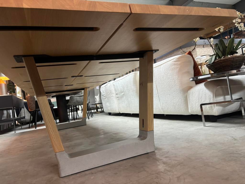 Foto 2 van Arco Base Tafel 100x280cm eiken naturel icm beton showmodel