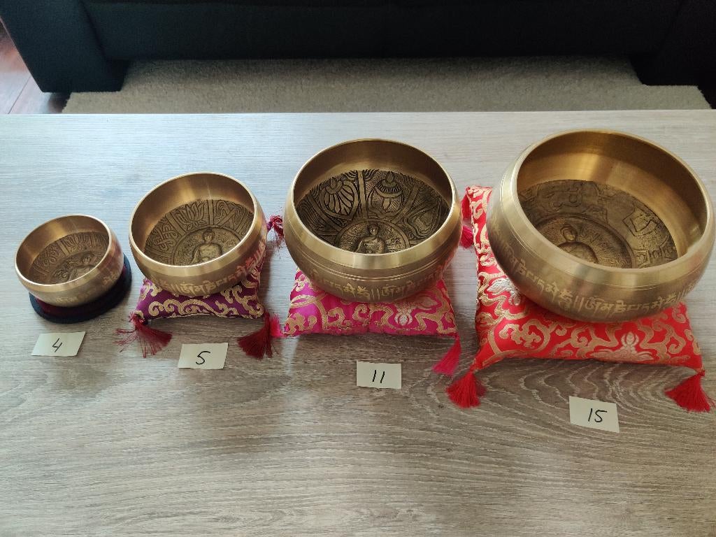 4 verschillende klankschalen met buddha gravering erin, Ophalen of Verzenden, Nieuw, Overige soorten