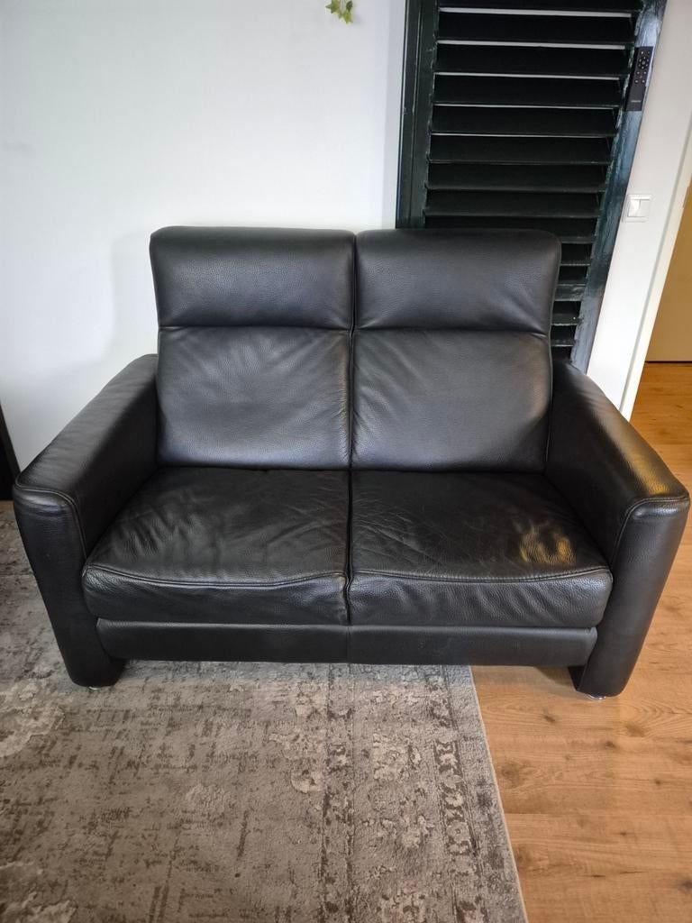 Mooie zwart lederen 2 zitsbank, Huis en Inrichting, Ophalen of Verzenden, 75 tot 100 cm, Tweepersoons
