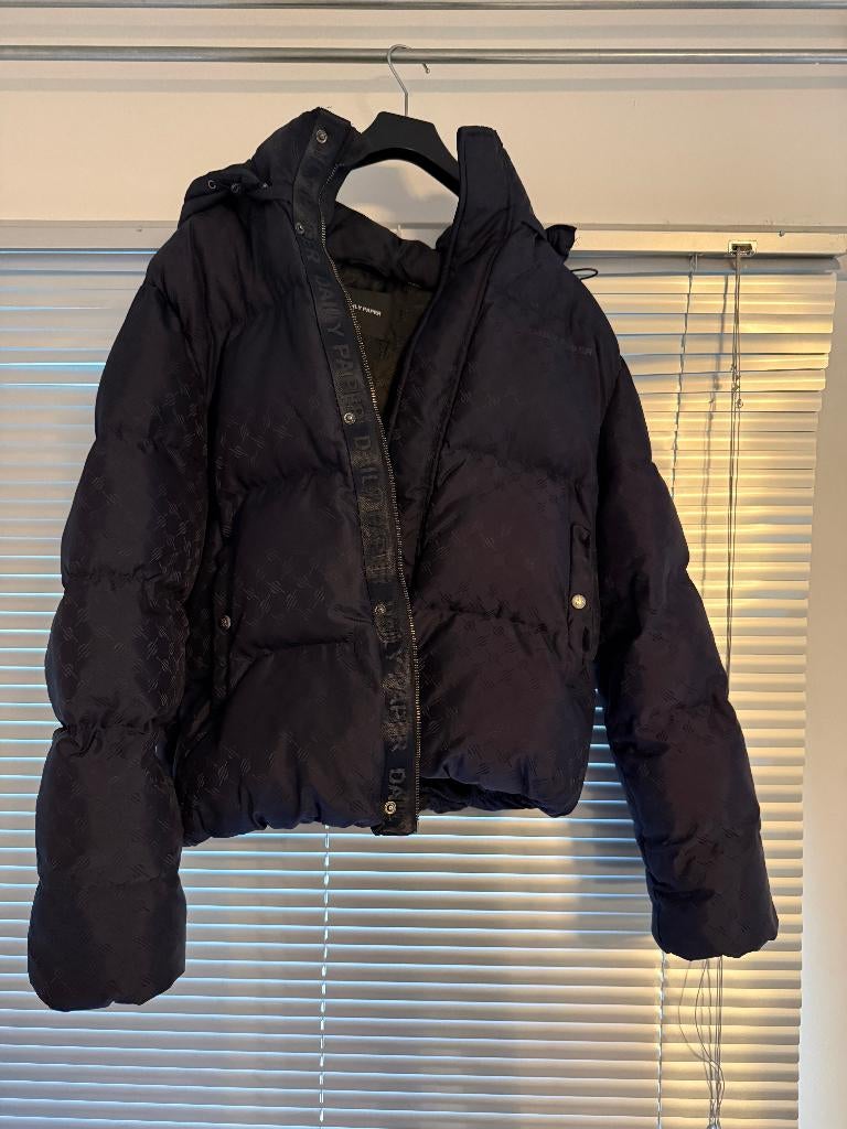 Daily Paper Ravan Puffer Navy maat L, Maat 52/54 (L), Blauw, Ophalen of Verzenden, Daily Paper