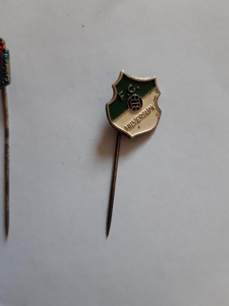 Speldje FC Hilversum, Ophalen of Verzenden, Zo goed als nieuw, Sport, Speldje of Pin