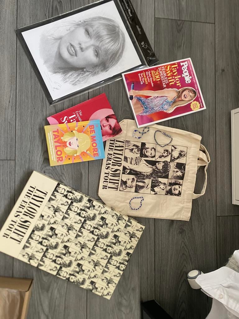 Taylor Swift VIP box - en meer, Verzamelen, Ophalen of Verzenden, Zo goed als nieuw, Boek, Tijdschrift of Artikel