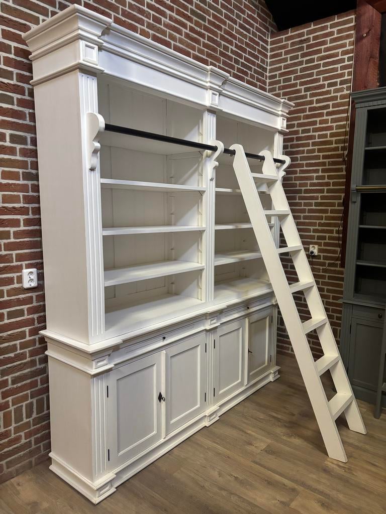 Boekenkast met Ladder - wit - landelijk, Ophalen, Met deur(en), 200 cm of meer, Zo goed als nieuw