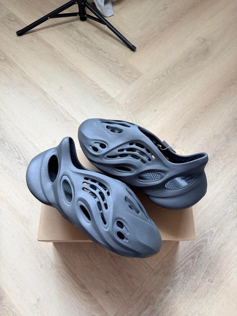 Yeezy foam RNNR Carbon EU 44.5, Kleding | Heren, Schoenen, Slippers, Zwart, Nieuw, Ophalen of Verzenden