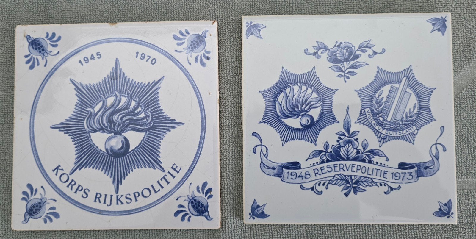 2 Delfts Blauwe Tegels Korps Rijkspolitie & Reservepolitie, Ophalen of Verzenden