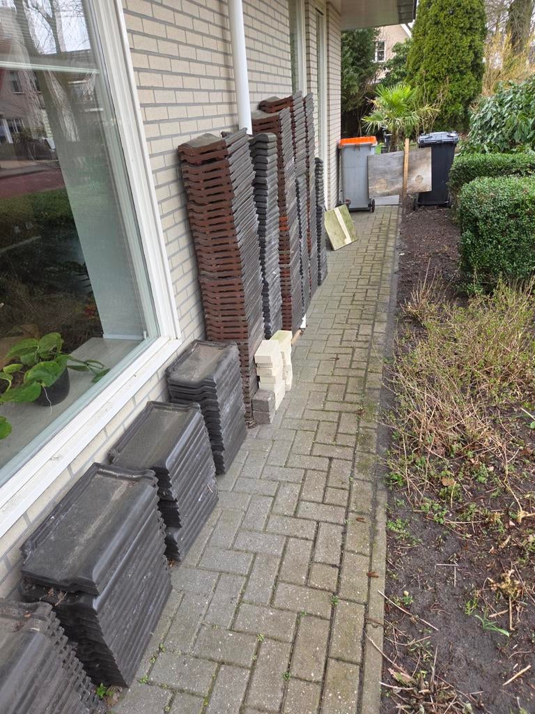 300 geglazuurde dakpannen, zo goed als nieuw, Doe-het-zelf en Verbouw, Dakpannen en Dakbedekking, Ophalen, Steen of Klei, Zwart