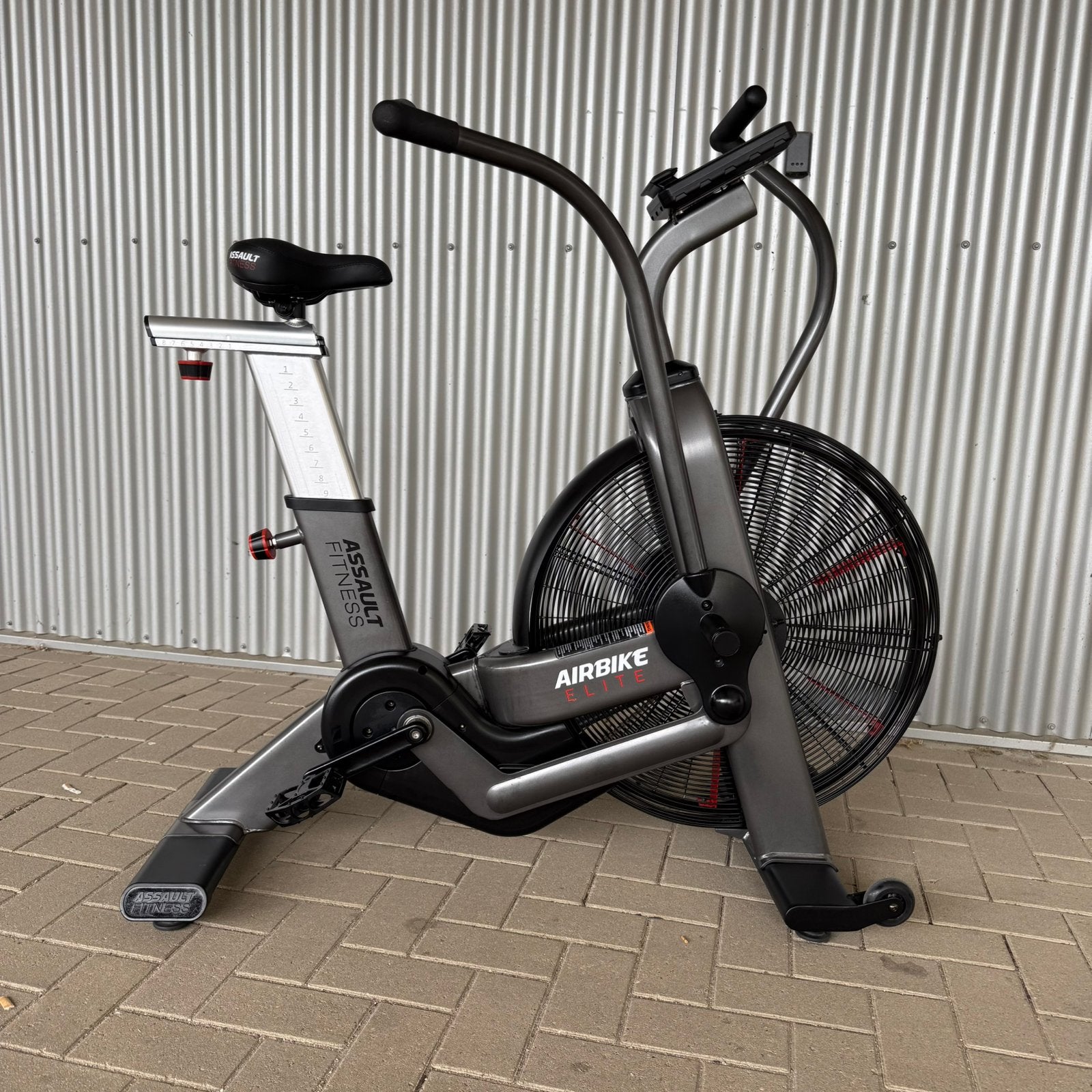 Assault air bike elite hyrox HIIT cardio homegym hometrainer, Sport en Fitness, Fitnessmaterialen, Ophalen, Zo goed als nieuw