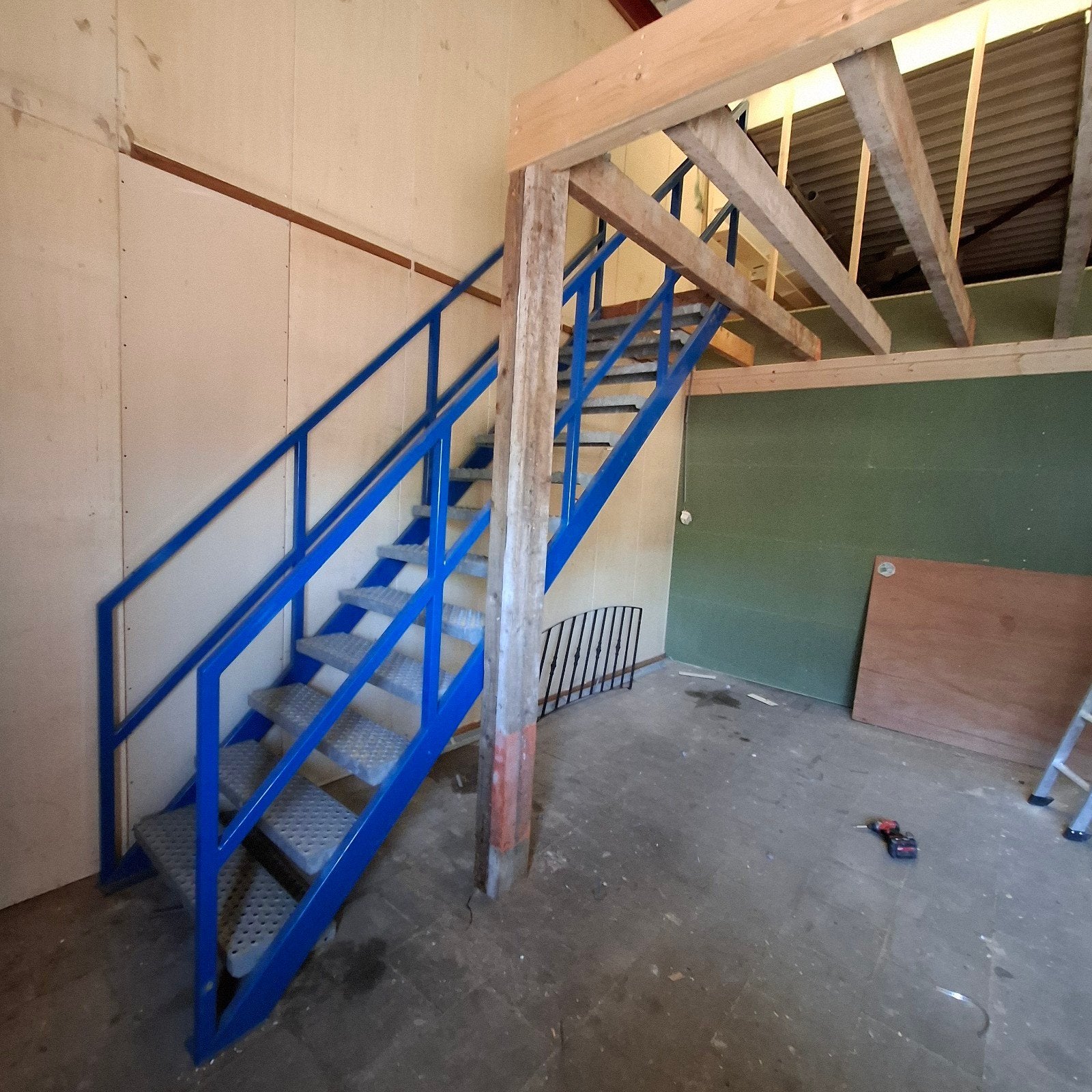 Stevige metalen trap met leuning - Blauw, Doe-het-zelf en Verbouw, Ophalen, Gebruikt, 2 tot 4 meter
