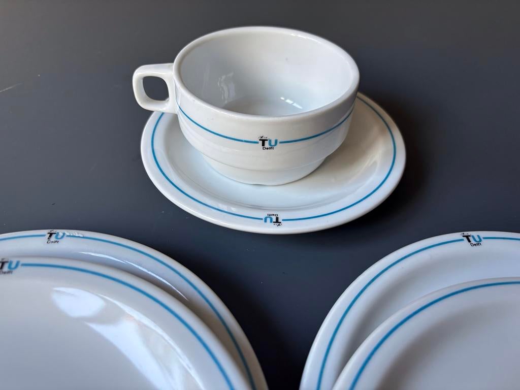 Servies met TU Delft logo - Kop en schotel met borden, Gebruikt, Keramiek, Ophalen of Verzenden, Effen