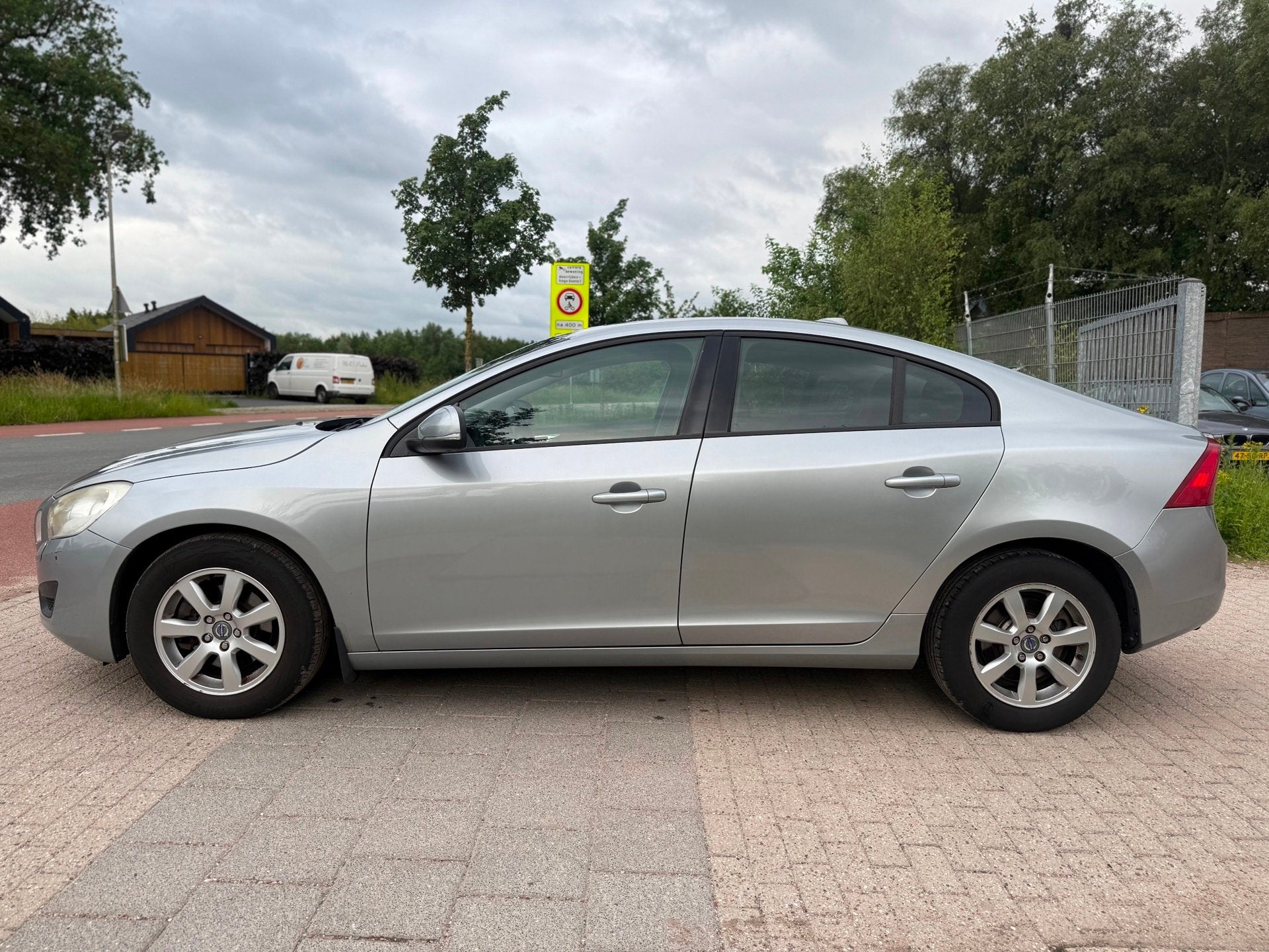 Volvo S60 1.6 DRIVe Kinetic Airco Cruise Navi Psensor Trekha, Auto's, Voorwielaandrijving, Euro 5, Gebruikt, 4 cilinders