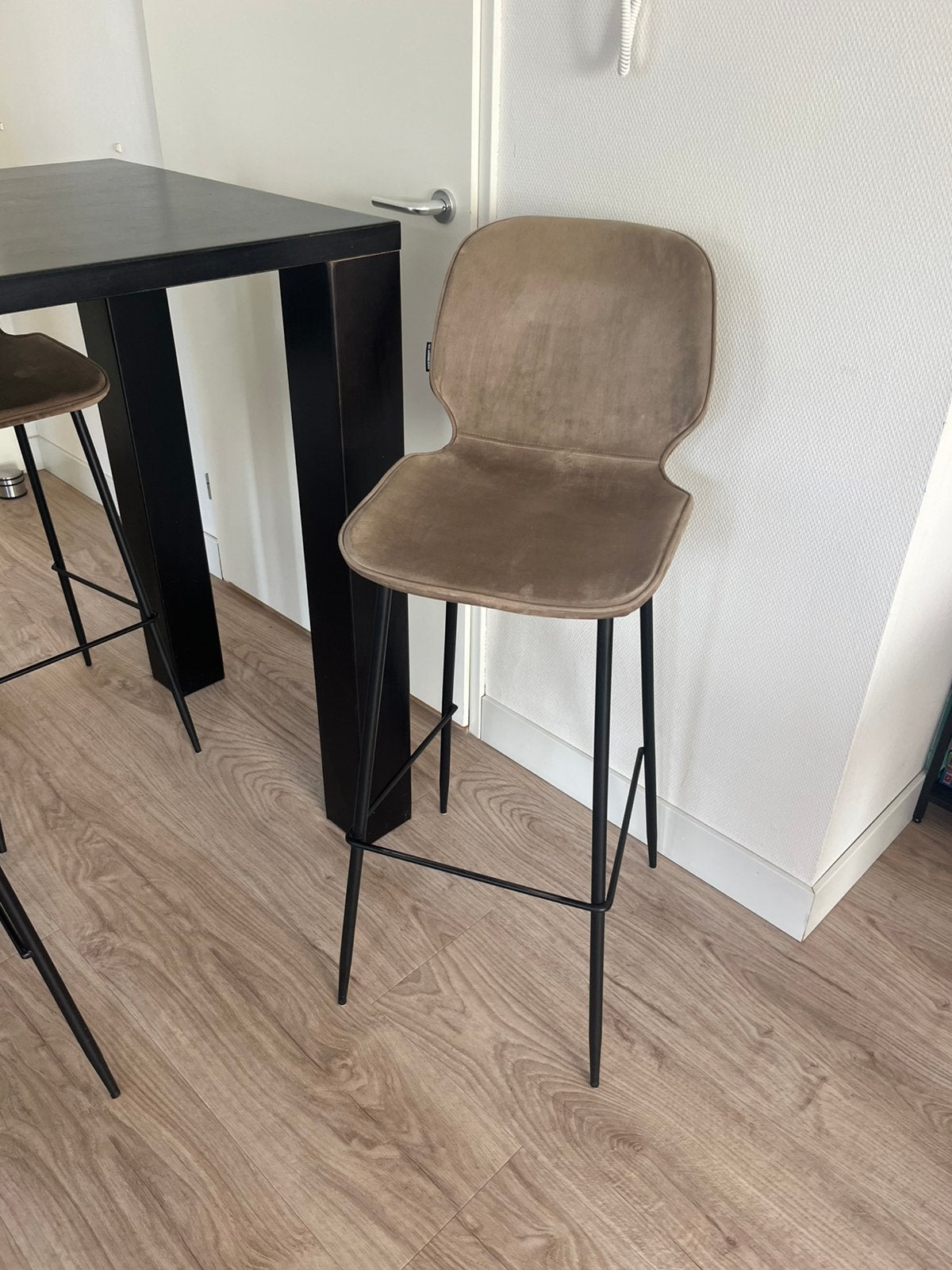 Taupe velvet barkruk (lichtelijk doorgezakte rugleuning), Ophalen, Gebruikt, 60 tot 90 cm, 1 kruk