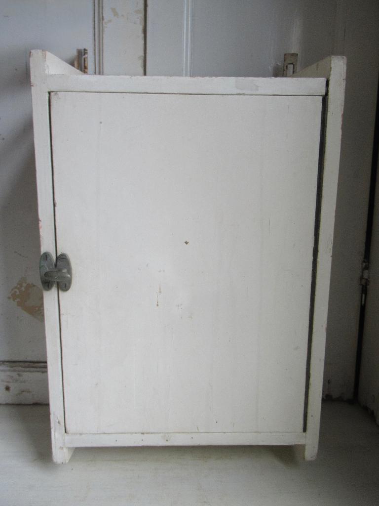 ~ eenvoudig oud Frans hangkastje, bricbracbrocante ~, Antiek en Kunst, Ophalen of Verzenden