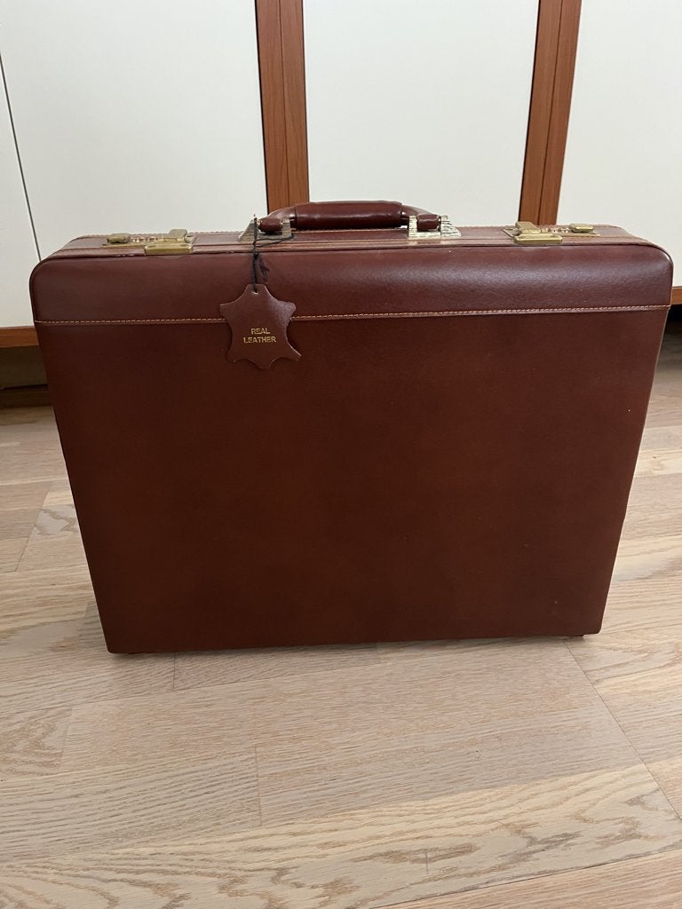 Nieuwe luxe lederen attachekoffer, Ophalen of Verzenden, Minder dan 35 cm, Nieuw, Slot