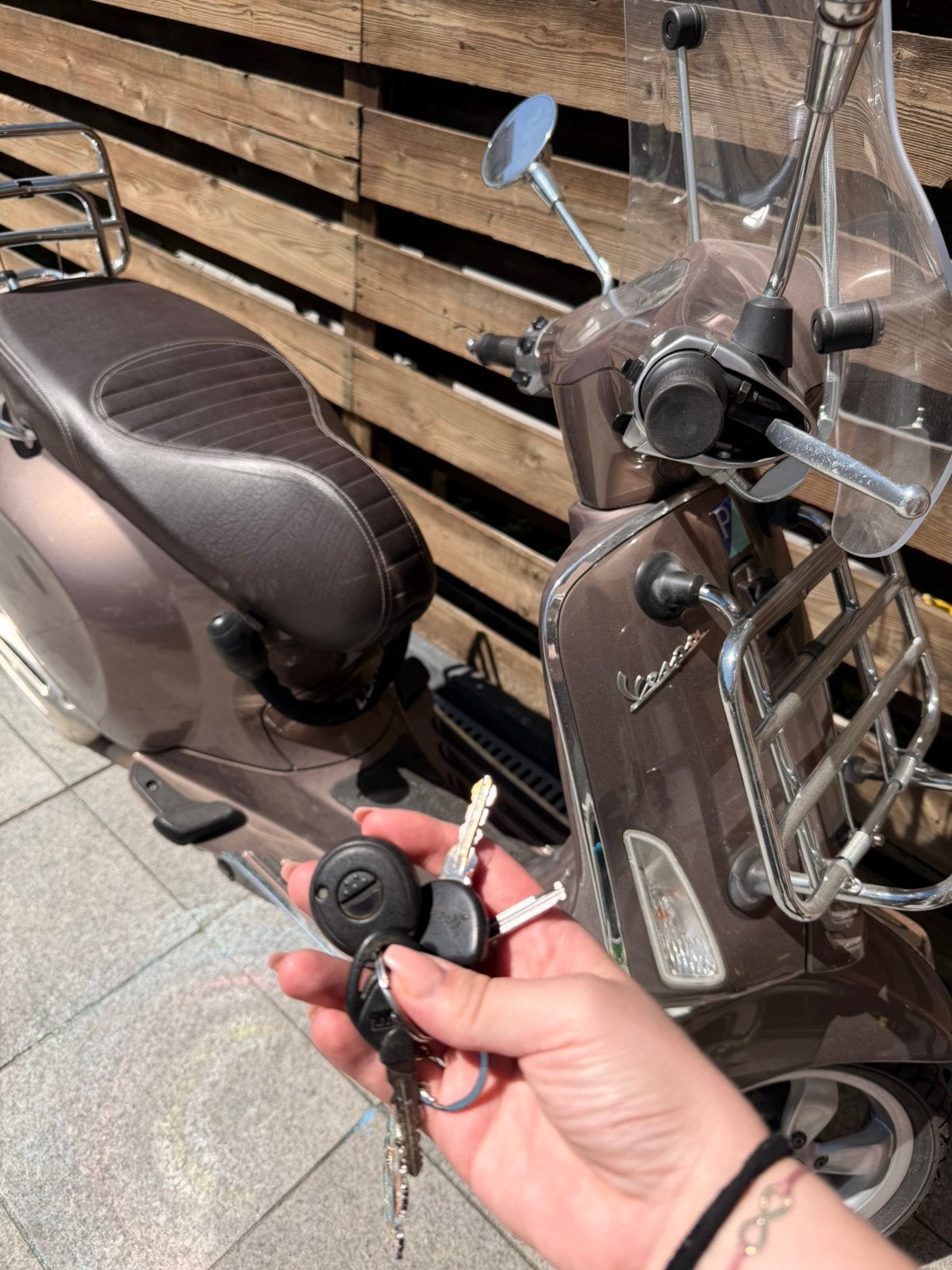ZEER NETTE VESPA Primavera touring scooter, Fietsen en Brommers, Scooters | Vespa, Ophalen, Zo goed als nieuw, Benzine, Maximaal 25 km/u