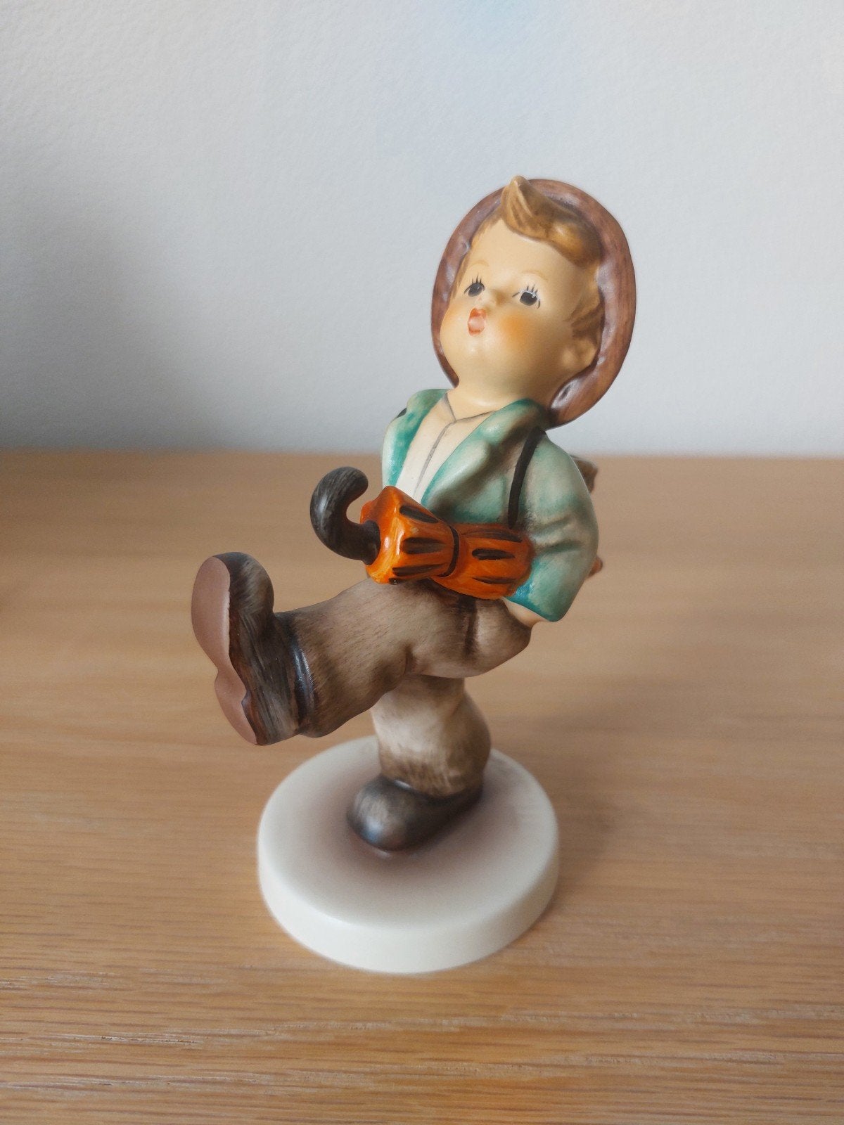 LAATSTE UITGAVE!! Goebel Hummel beeldje 'Umbrella Boy' 1991, Ophalen, Zo goed als nieuw