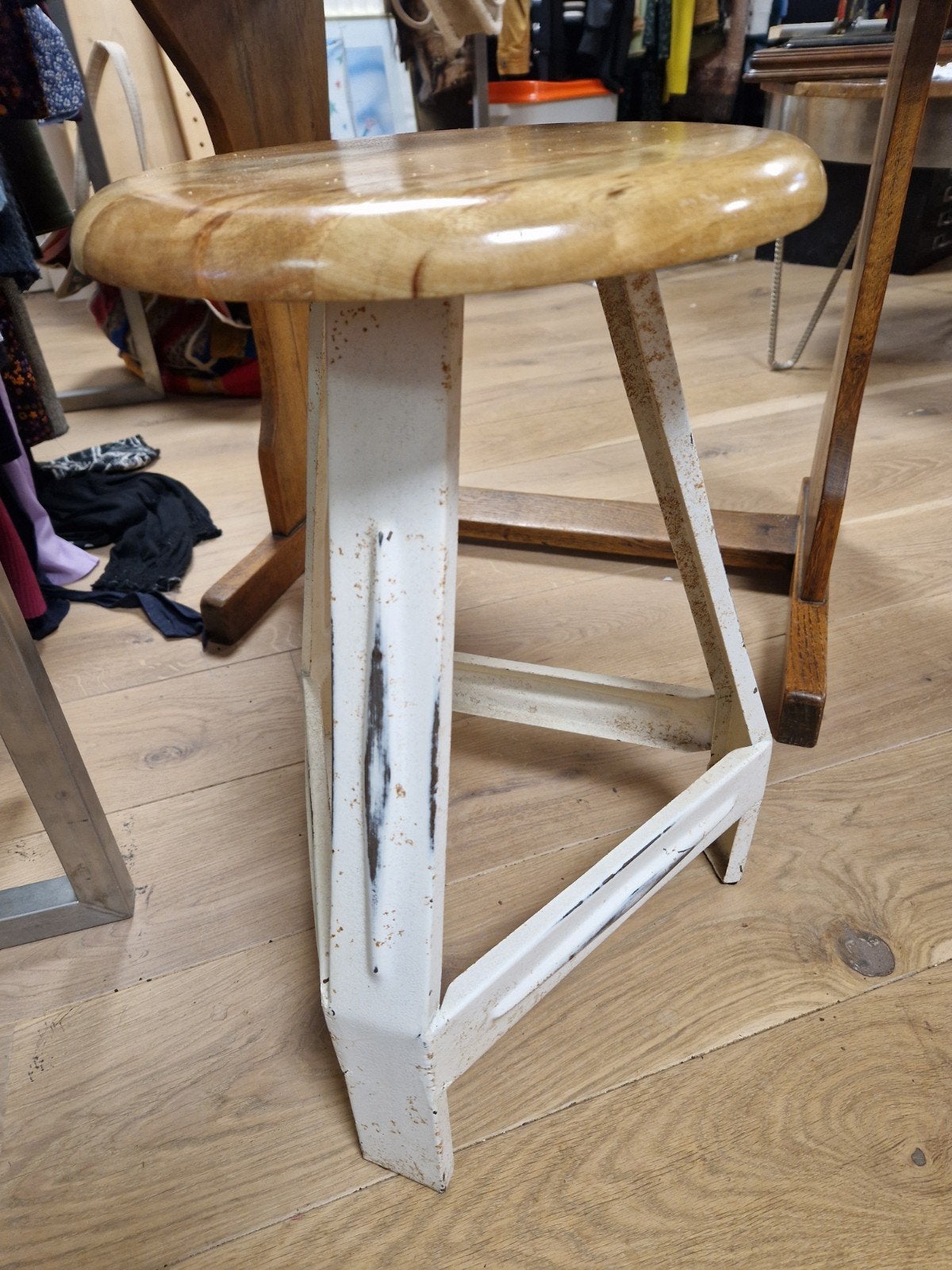 Vintage houten kruk met metalen onderstel, Gebruikt, Onbekend, Ophalen of Verzenden, Onbekend