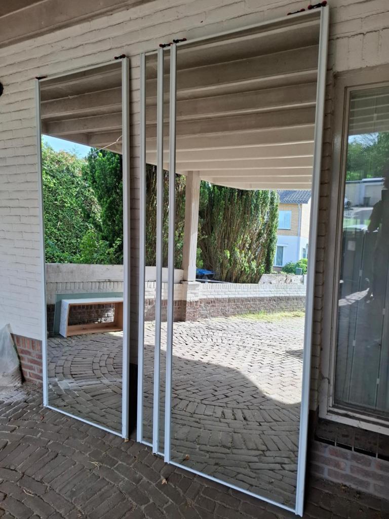 4 spiegel schuifdeuren voor kast (1 met barst), Huis en Inrichting, Kasten | Kledingkasten, Ophalen, Gebruikt, 200 cm of meer