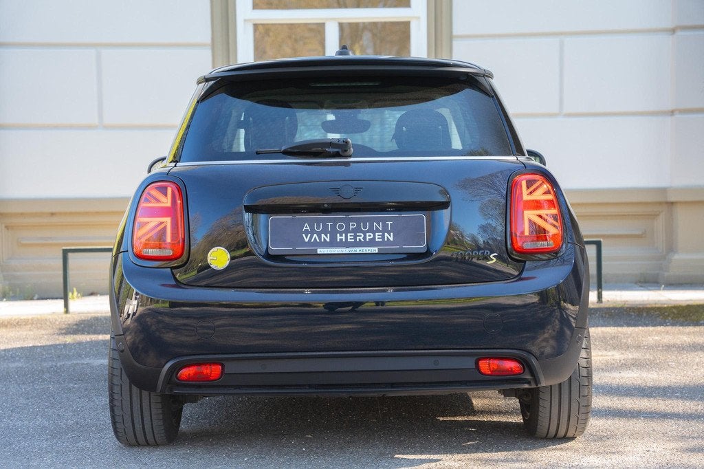 MINI Electric Classic 33 kWh PANO | H&K | HUD | LEDER | CAME, Auto's, Mini, 33 kWh, 4 stoelen, 184 pk, Geïmporteerd