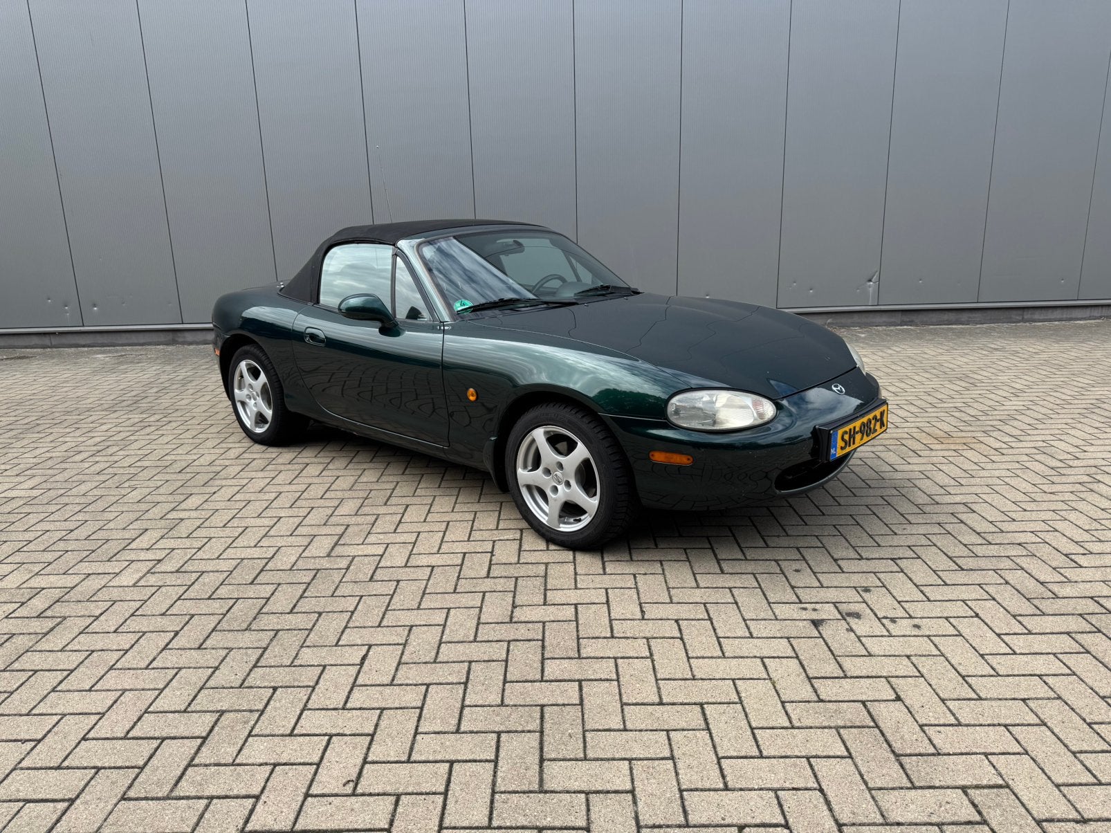 Mazda MX-5 NB 1.6 2000, 40 €/maand, Zwart, 4 cilinders, Cabriolet