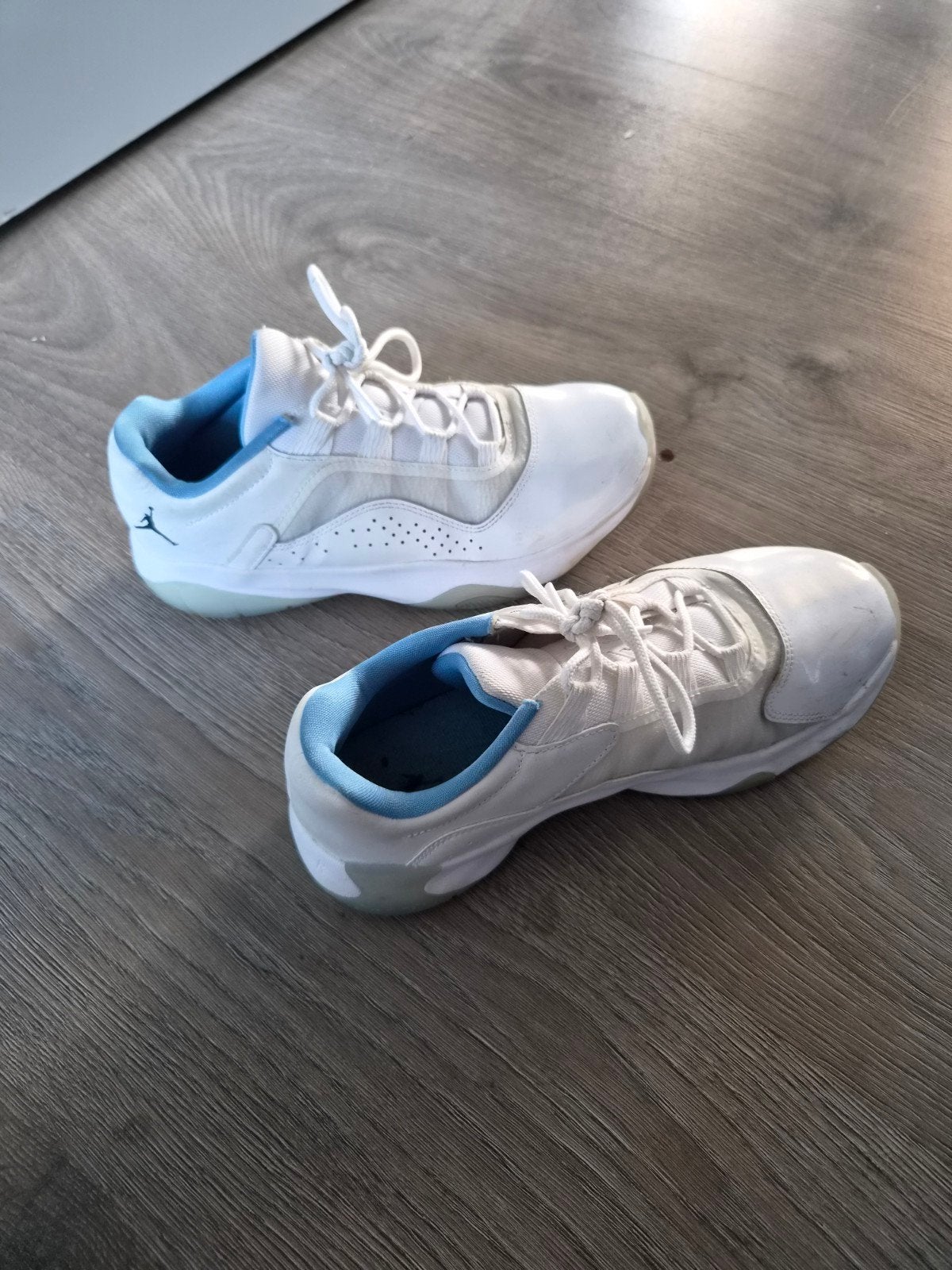 Air Jordan 11 CMFT Low (Maat 38) – Wit/Lichtblauw – Gedragen, Ophalen of Verzenden, Gebruikt, Overige typen, Overige merken