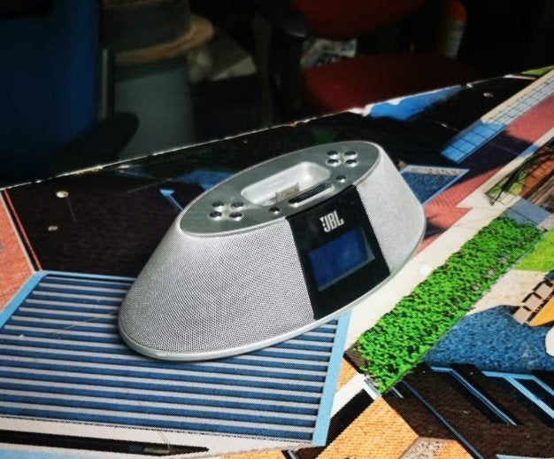 JBL On Time 200p FM radio en alarm klok, Ophalen of Verzenden, Zo goed als nieuw, Radio