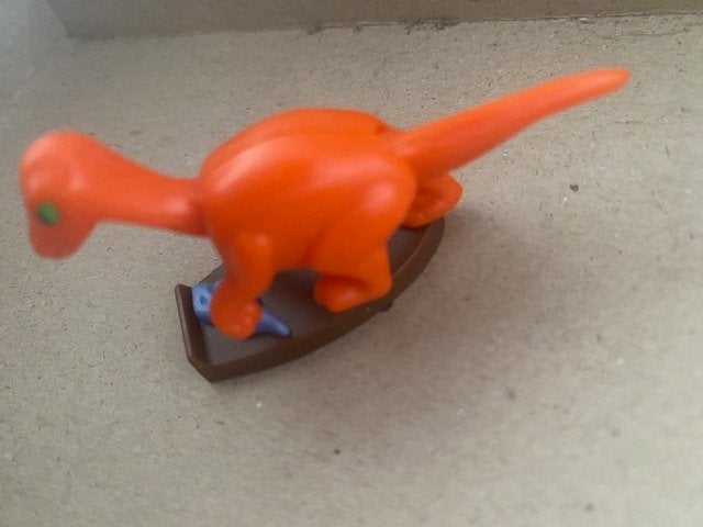 oranje dinosaurus uit ferrero surprise eieren zonder bpz, Verzamelen, Verrassingseieren, Ophalen of Verzenden, Zo goed als nieuw