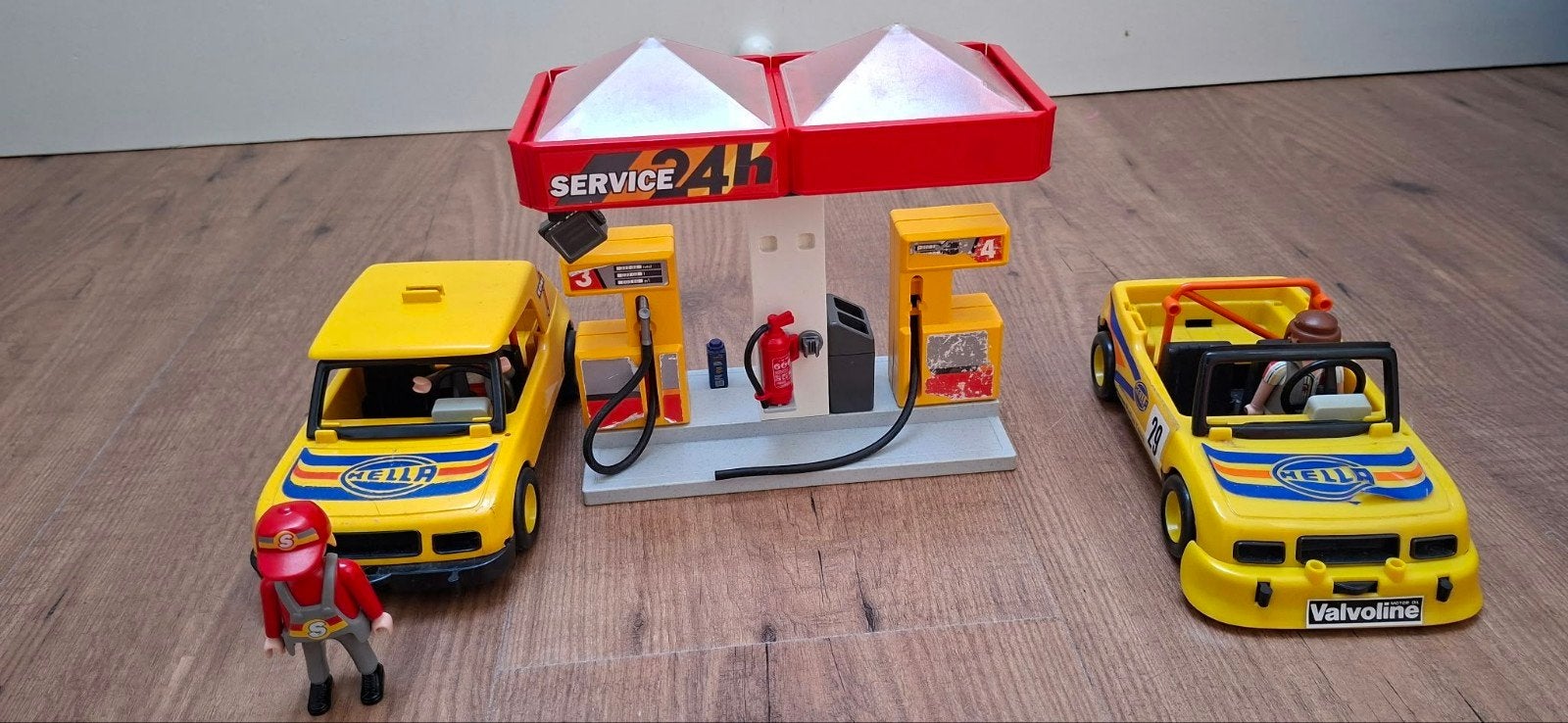 Playmobil tankstation met auto's en figuur, Kinderen en Baby's, Ophalen of Verzenden, Gebruikt
