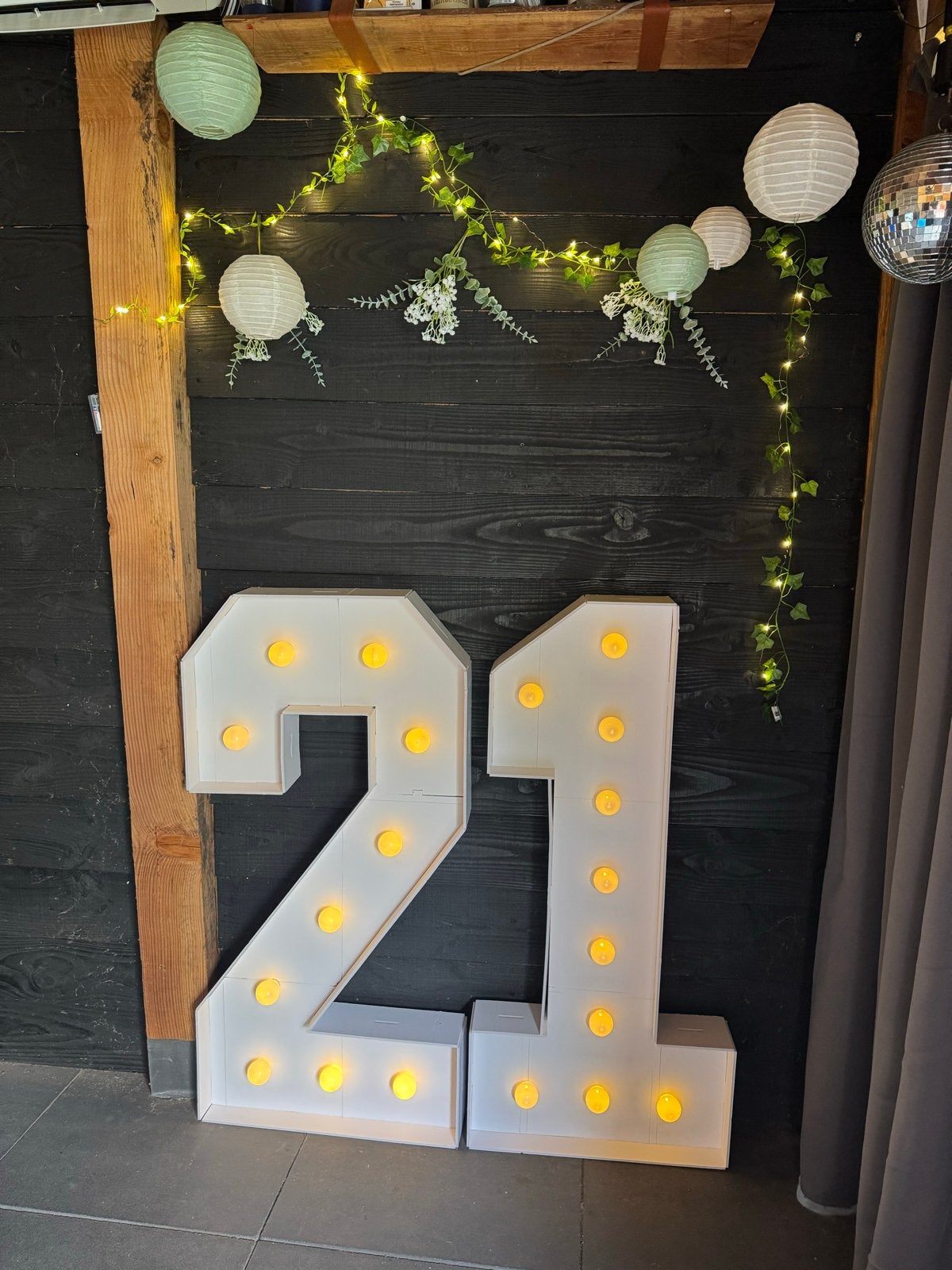 Grote cijfers 2 en 1 met lampjes voor 21 diner, Hobby en Vrije tijd, Feestartikelen, Ophalen of Verzenden, Zo goed als nieuw, Versiering