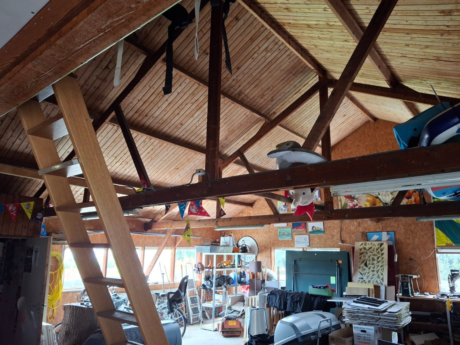 Ruime schuur met houten balkconstructie en golfplaten, Ophalen