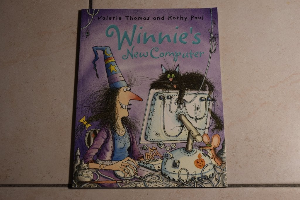 Winnie’s New Computer / Valerie Thomas and Korky Paul, Ophalen of Verzenden, Zo goed als nieuw, Fictie algemeen