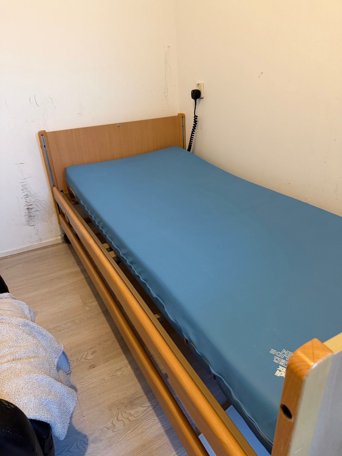 Elektrisch Verstelbaar Senior Bed met Papegaai - Zo goed als, Verstelbaar, 90 cm, Eenpersoons, Bruin