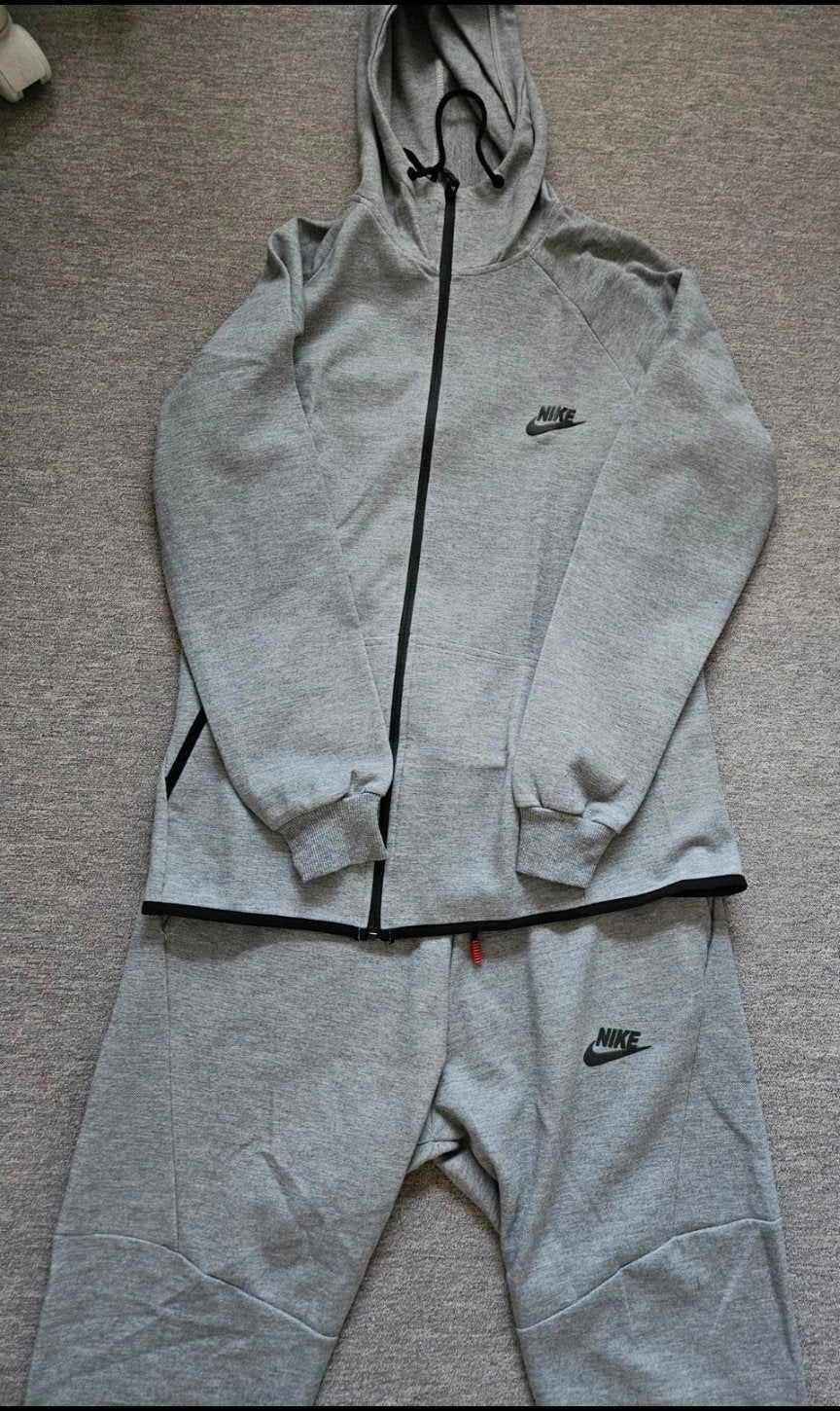 Nike tech pak, Kleding | Heren, Sportkleding, Ophalen of Verzenden, Overige maten, Grijs, Algemeen