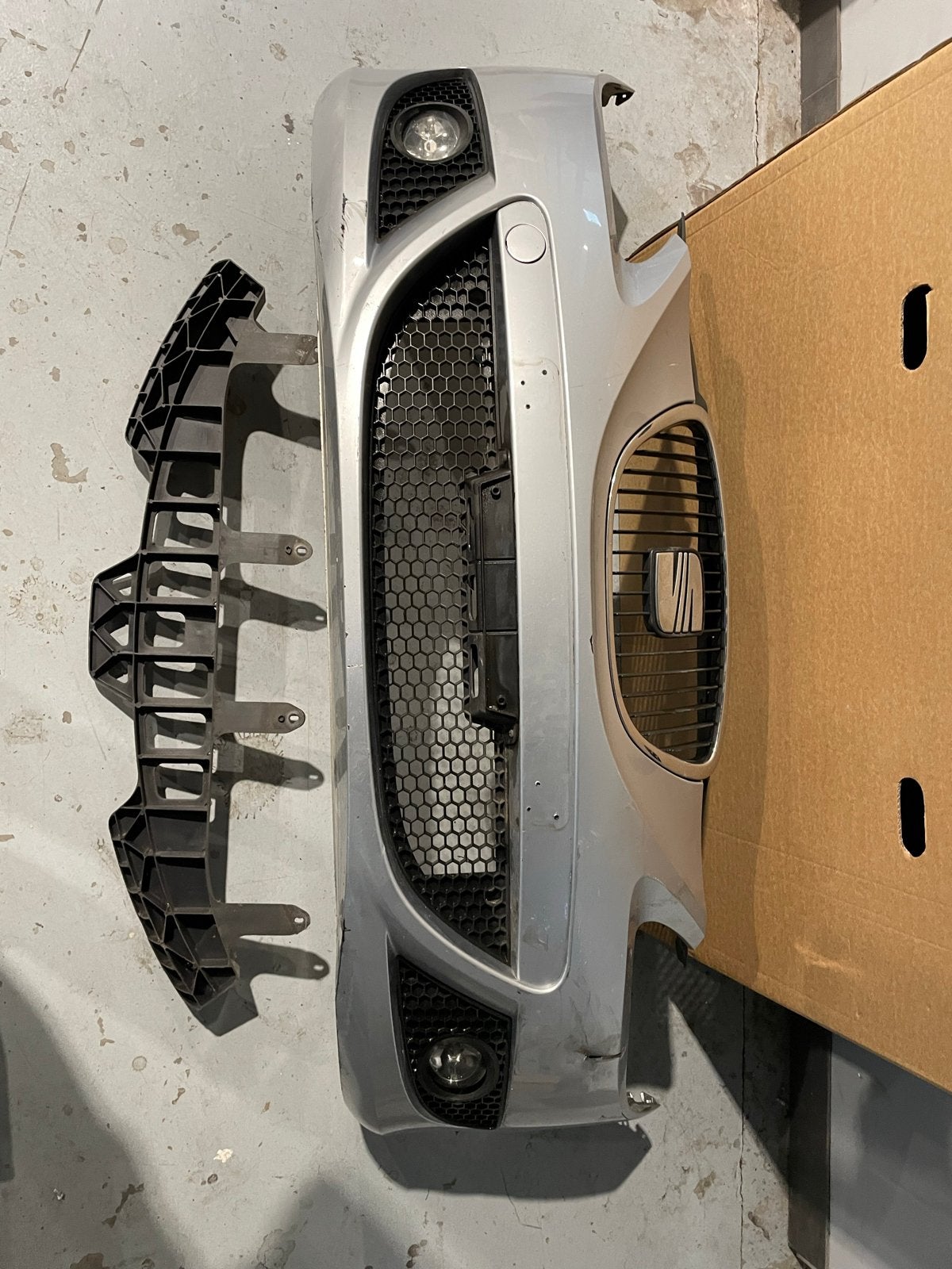 SEAT Leon 1P (pre-facelift) bumper LA7W compleet, Gebruikt, Voor, Ophalen of Verzenden, Bumper