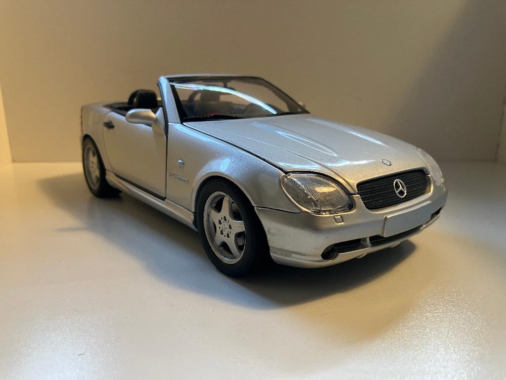 Mercedes  SLK 230 Kompressor  zilver   1/18 UT Models, Hobby en Vrije tijd, Modelauto's | 1:18, Ophalen of Verzenden, Zo goed als nieuw
