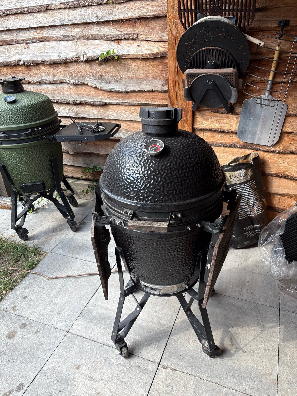 The Bastard Large kamado BBQ met accessoires, Ophalen of Verzenden, Gebruikt