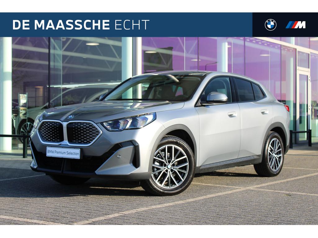 BMW iX2 eDrive20 / Achteruitrijcamera / PDC (bj 2025), Auto's, BMW, 478 km, Stof, 750 kg, Met garantie (alle)