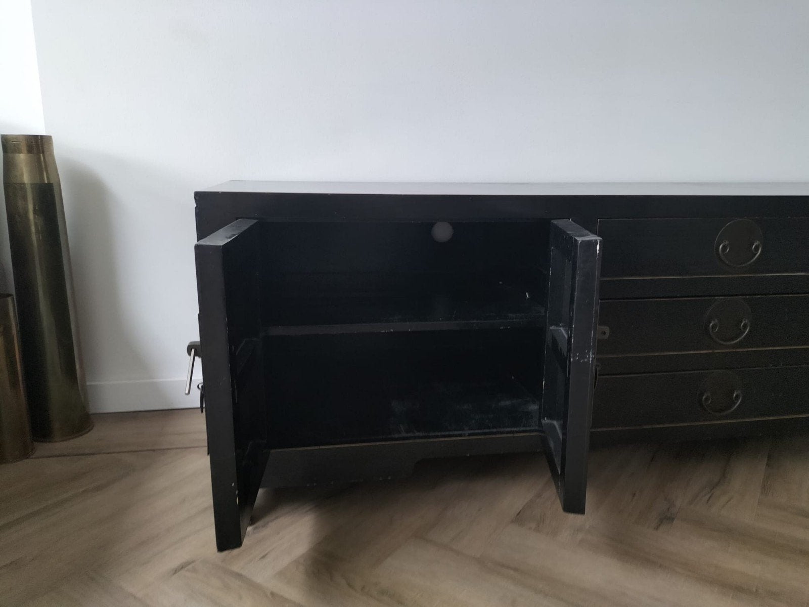 Foto 4 van Zwart Chinees tv meubel met lades en deuren