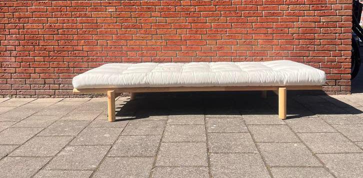 Karup bed/bank met matras, Huis en Inrichting, Ophalen, Eenpersoons, Wit, Zo goed als nieuw