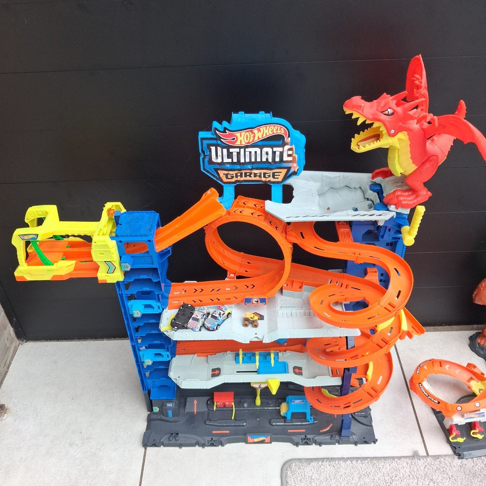 Hot Wheels Ultimate Garage met draak en auto's, Ophalen of Verzenden, Zo goed als nieuw