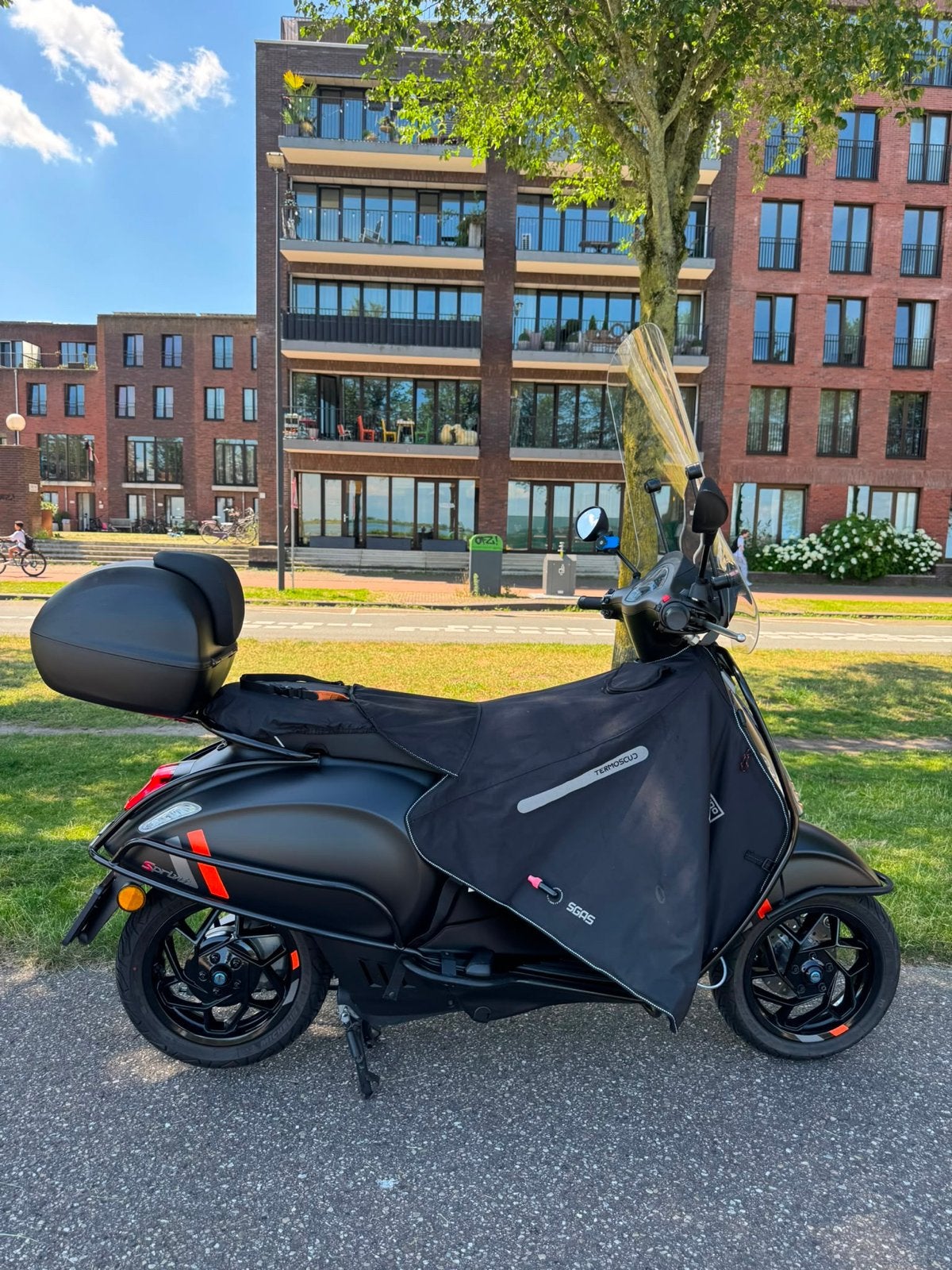 Vespa Sprint Elettrica Mat Zwart - Zo goed als nieuw, Fietsen en Brommers, Scooters | Vespa, Ophalen, Overige modellen, Maximaal 45 km/u