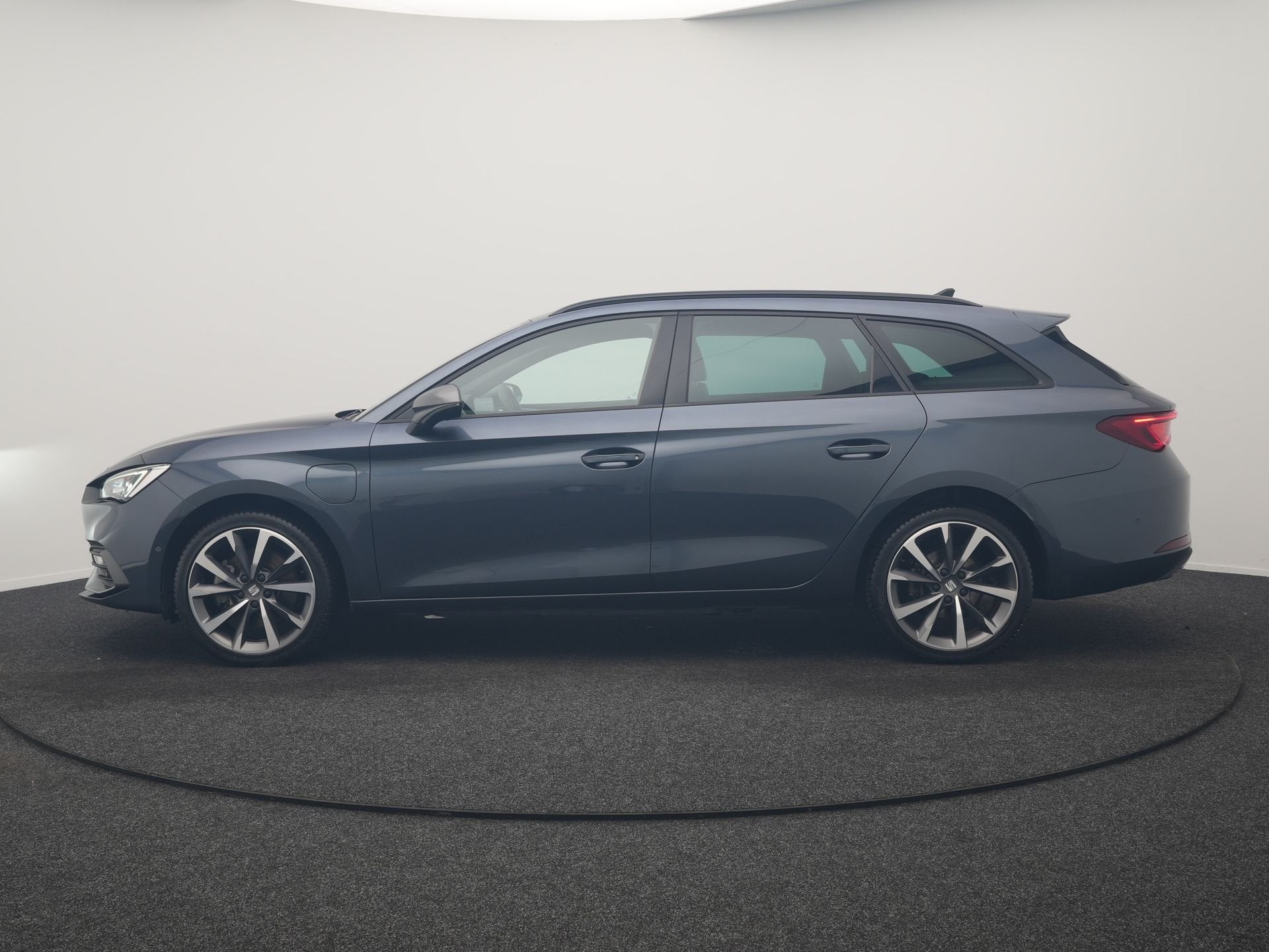 SEAT Leon 1.4 TSI eHybrid FR PHEV 204pk Dealer O.H. | Adapti, Auto's, Seat, Gebruikt, Zwart, 4 cilinders, Leon