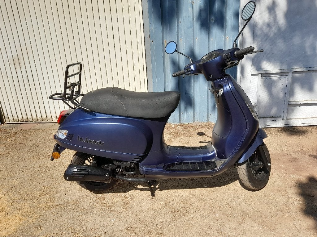een mooie bromscooter is in zeer goede staat bj 2021 ., Fietsen en Brommers, Scooters | Overige merken, Ophalen, Maximaal 45 km/u