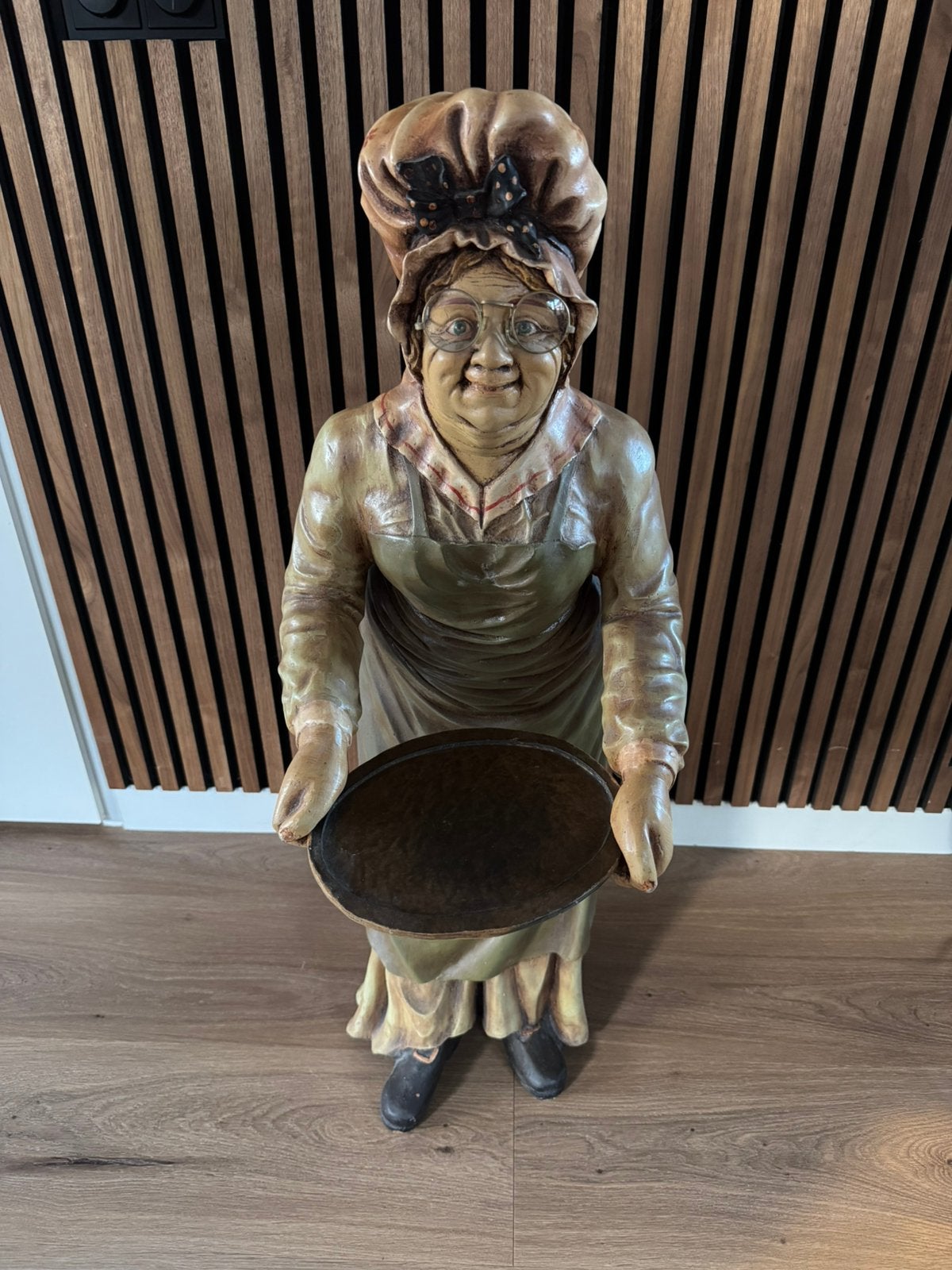 Vintage Horeca Beeld Oma / Serveerster met dienblad, Ophalen, Zo goed als nieuw, Mens