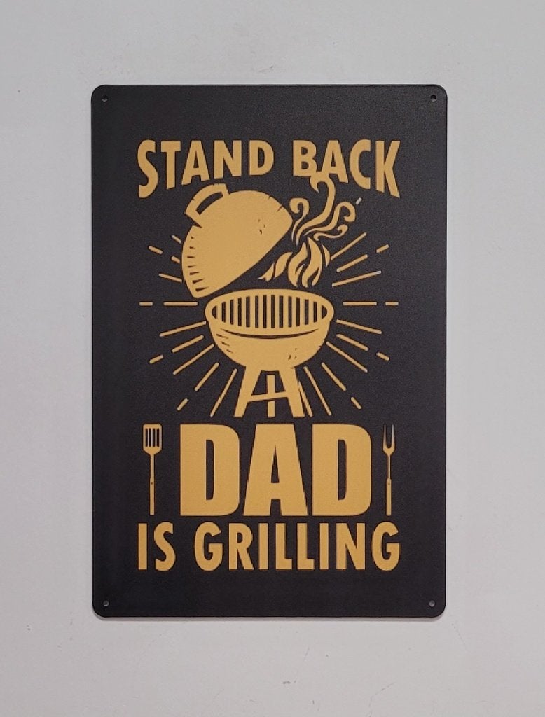 Stand back dad is grilling BBQ reclamebord van metaal deco, Info@deconoord.nl, Deco Noord, Nieuw, Ophalen of Verzenden