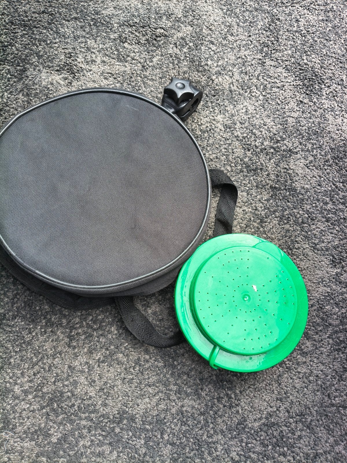 Handige visaccessoires: tas en aasbak, Watersport en Boten, Hengelsport | Algemeen, Ophalen of Verzenden, Gebruikt, Overige typen