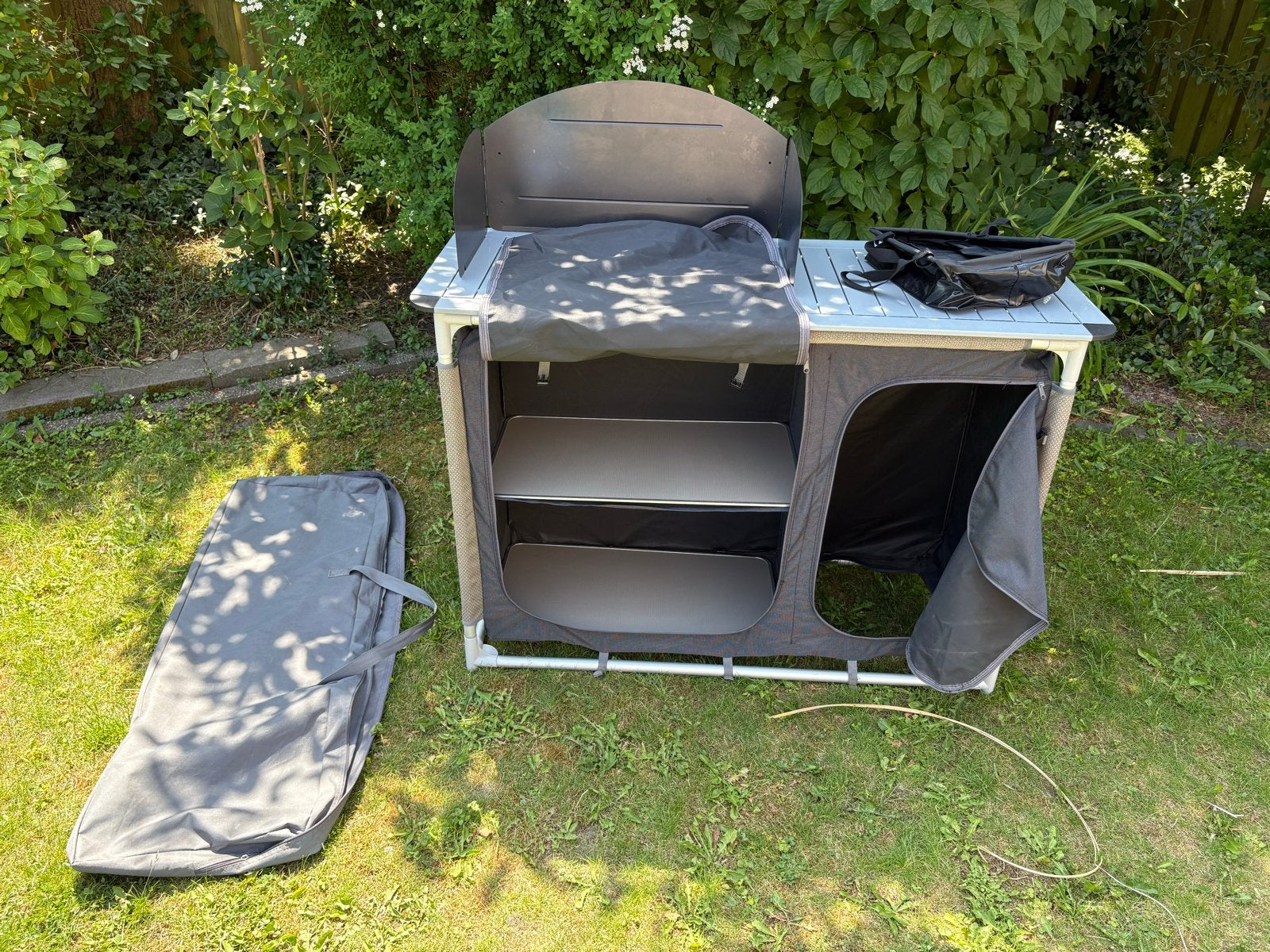 Campingkeuken met opbergruimte en windscherm, Caravans en Kamperen, Kampeeraccessoires, Ophalen, Zo goed als nieuw