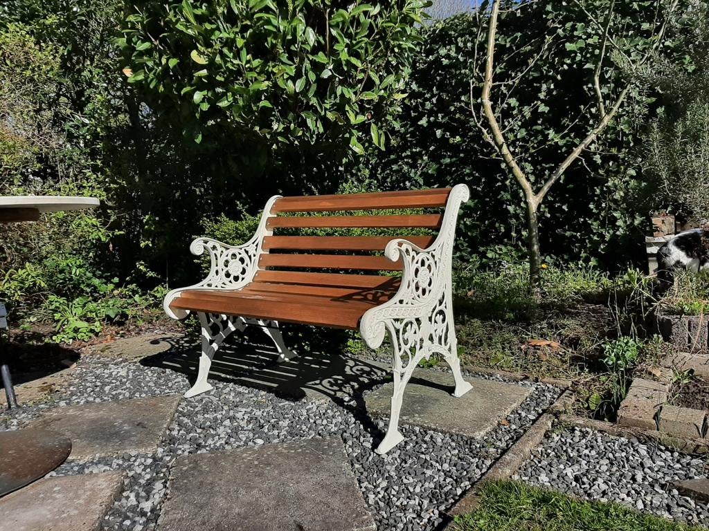 Prachtige gietijzeren tuinbank met houten zitting crème wit, Ophalen of Verzenden, Gebruikt, Hout