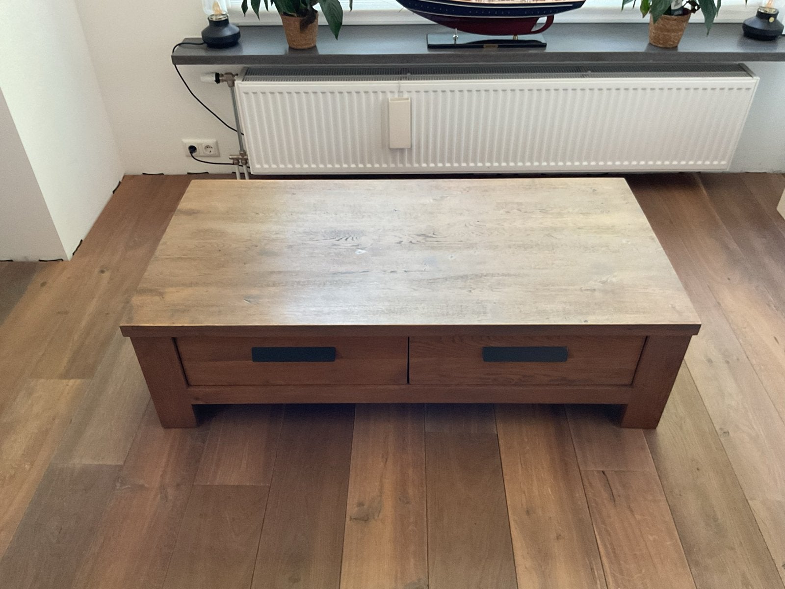 Robuuste massief houten salontafel met 2 lades, Ophalen, Gebruikt, 100 tot 150 cm, 50 tot 100 cm