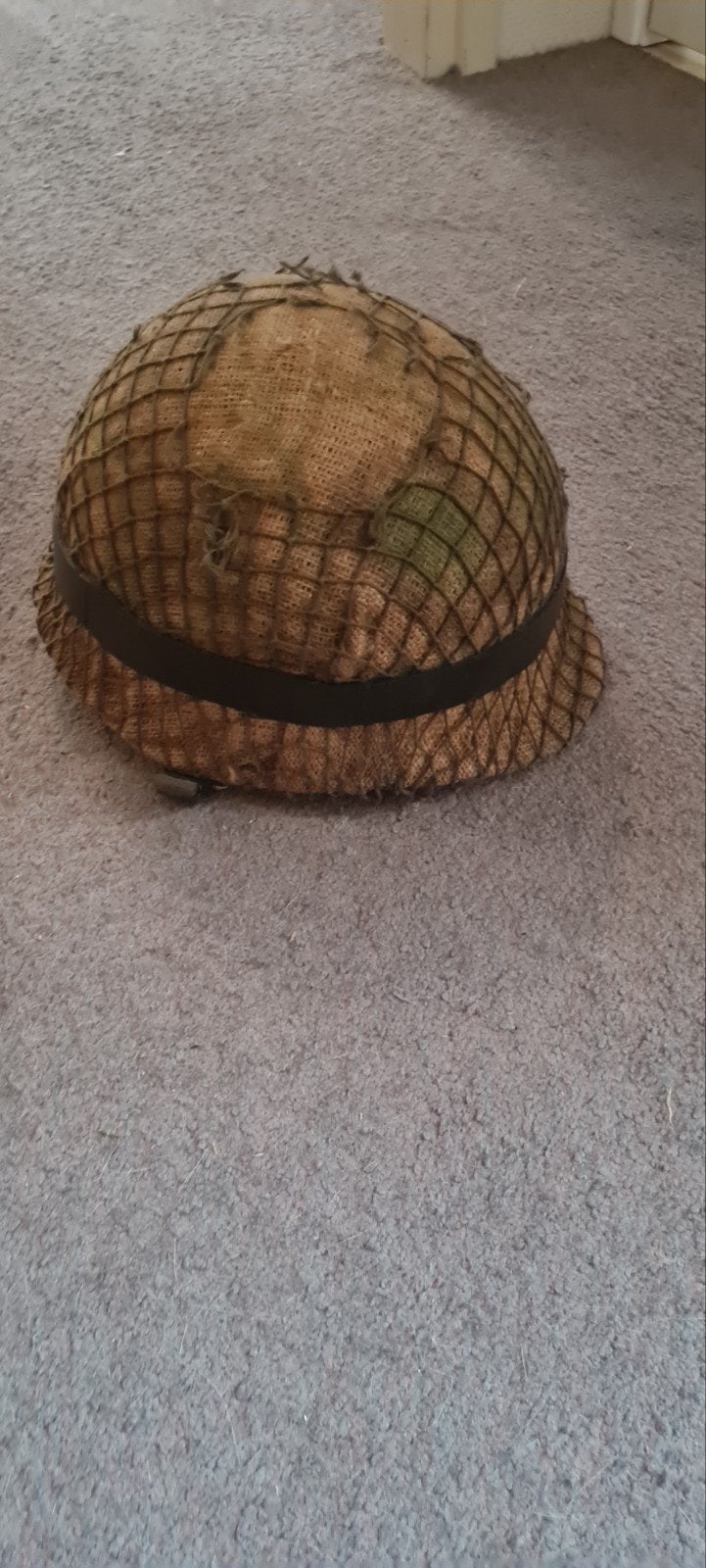 Militair helm met net en jute camouflage, Verzamelen, Ophalen, Landmacht, Nederland, Helm of Baret