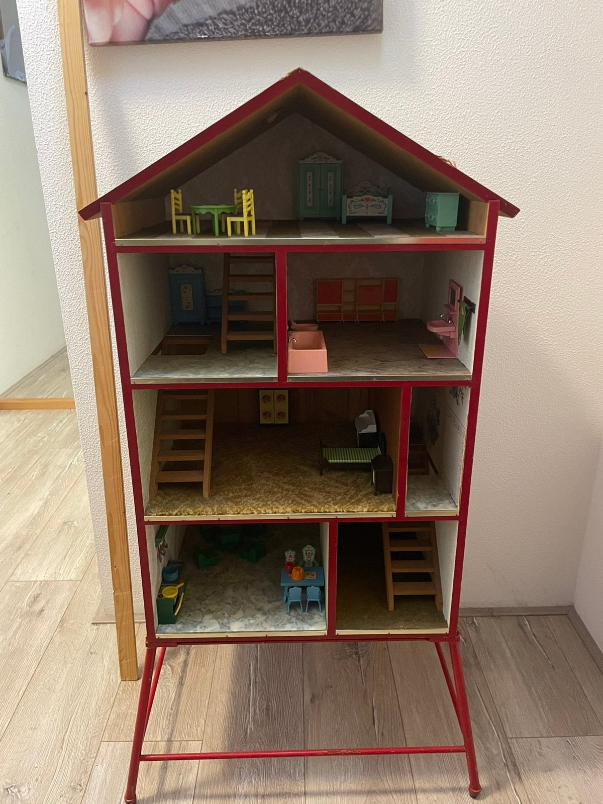 Vintage poppenhuis jaren ‘70 mét meubels en onderstel, Ophalen, Gebruikt, Poppenhuis